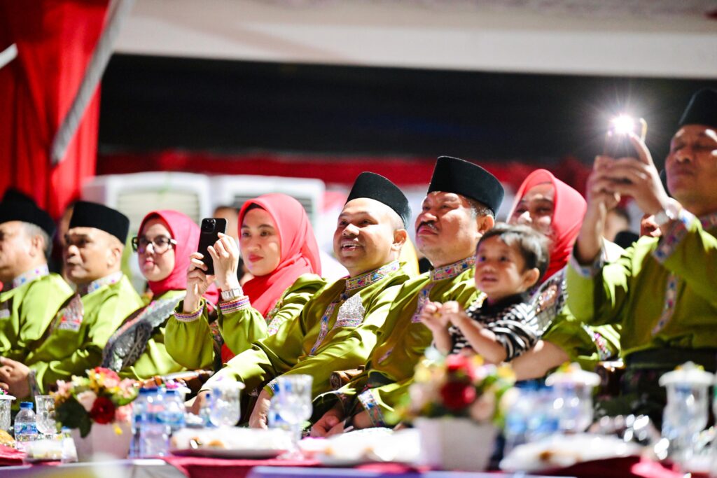 gubenur riau bersama bupati bengkalis menyaksikan antraksi kompang di perhelatan mtq provinsi riau ke 43 di kab. bengkalis