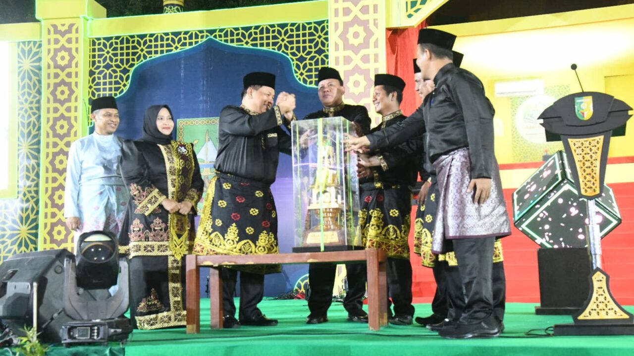 Serahkan Piala Bergilir di Pembukaan MTQ ke-44 Riau, Bupati Kasmarni Titip Harapan Besar ke Kafilah Bengkalis