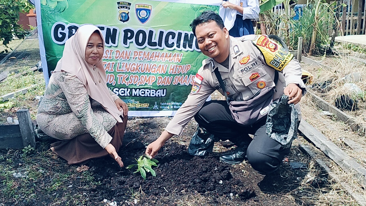 BHABIN KUDAP BRIGPOL WAHYU SOSIALISASIKAN ANTI BULLYING DAN GREEN POLICING SAAT MPLS DI DESA KUDAP*